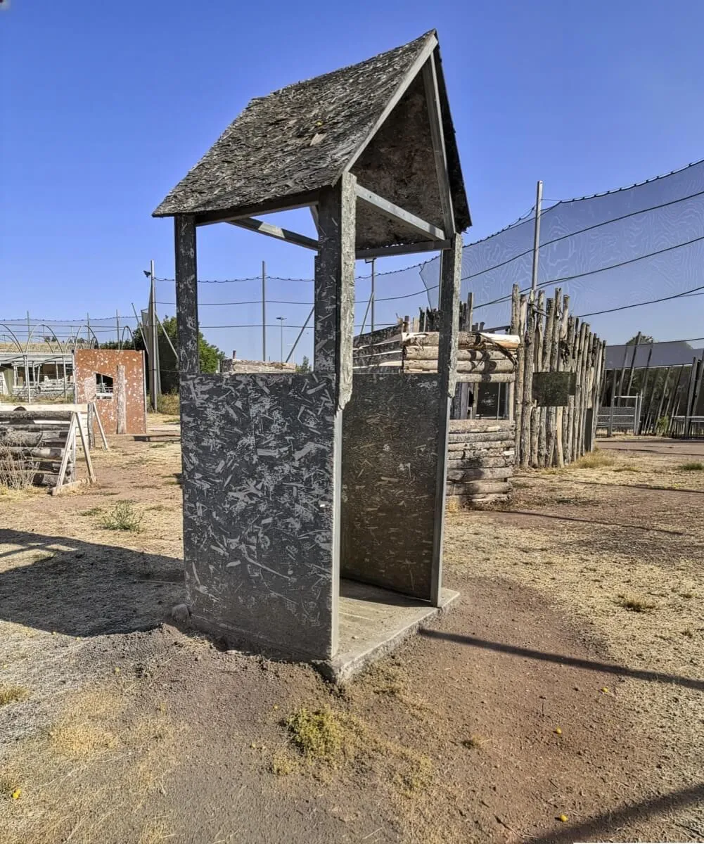 Postazioni di copertura lungo il perimetro del campo